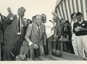 France Quillebeuf sur Seine Raymond Barre joue aux quilles Ancienne Photo 1987