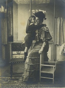 France Mother & Child Kiss Nice Dress Fashion Old Photo May 24, 1903