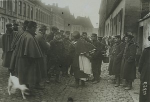 France ou Belgique WWI Spahi Marocain questionné par des Belges et des Français Ancienne Photo 1914-1918