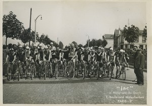 France Paris? Course Cycliste Amateur le depart Cyclisme Ancienne Photo 3 Mai 1942