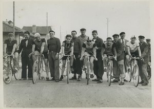 France Paris? Amateur Cycling Race Start Cyclist Group Old Photo Jac 1941