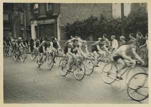 France near Paris? Amateur Cycling Race Peloton Cyclist Group Old Photo Jac 1949