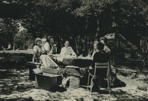 France Groupe Dejeuner dans un parc ou foret Ancienne Photo Amateur 1950