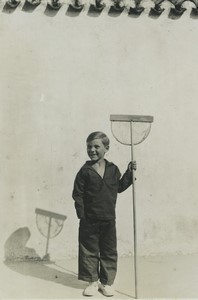 France Bord de Mer Garcon tenant une Epuisette Ombre Ancienne Photo Amateur 1950