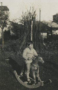 France Garconnet sur Cheval de Bois Jeu Jouet Ancienne Photo Amateur 1950