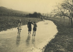 France Enfants Patinage a glace sur riviere gelee Ancienne Photo Amateur 1950 #1