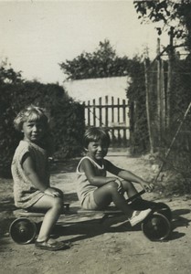 France Kids riding big skateboard Toy Game Old snapshot Photo 1950 #1