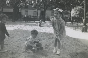 France Enfants jouant dans grand bac a Sable Jeu Amusement Ancienne Photo Amateur 1948