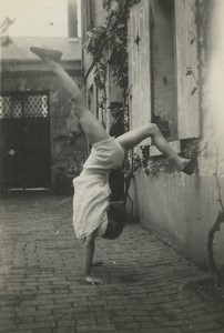 France Méru Nelly faisant les pieds au mur Jeu Poirier Ancienne Photo Amateur 1950