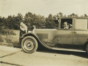 USA Lady cranking up old banger Packard? Automobile Old snapshot Photo 1930