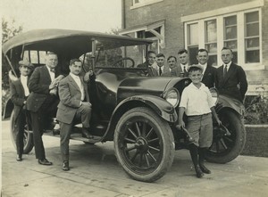 USA Group posing around old banger Studebaker? Automobile snapshot Photo 1930