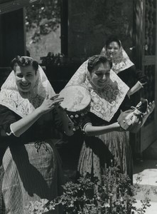 Iles Baleares Majorque Mallorca Femmes de Valldemosa en costume traditionnel Ancienne Photo Studio 1970