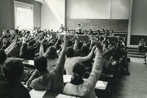 France Malakoff Assemblee Generale des Etudiants Greve Reforme Savary Ancienne Photo Studio 22 avril 1983