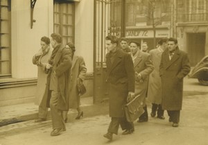 France Paris? Groupe d'Hommes marchant dans une rue Ancienne Photo Studio 1950