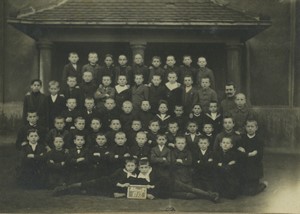 Allemagne? Groupe d'enfants ecoliers & Instituteur Ancienne Photo Studio 1919