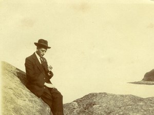 North Yorkshire Scarborough Seaside Man Big Rock Holidays old Amateur Photo 1900
