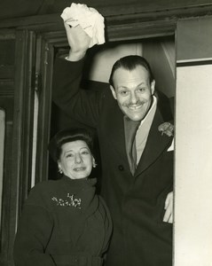 Comedian Terry Thomas and Wife at London Euston Station Old Press Photo 1951