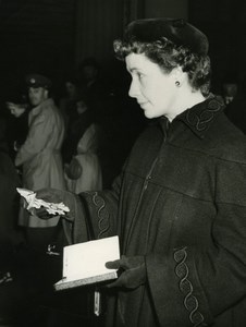 Actress Peggy Ashcroft receiving OBE CBE Old Press Photo 1951