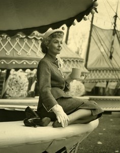 Actress Yolande Donlan in a garden Old Press Photo 1950's