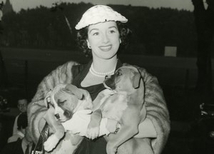 Smiling Actress Dawn Addams ? & Puppy Dogs Old Press Photo 1950's