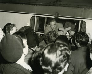 Actor Dan Duryea signing Autographs London Euston Station Old Press Photo 1951