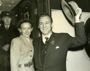 Actor Forrest Tucker & Wife London Waterloo Station Old Press Photo 1953