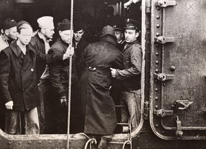 USA Rescuing Crew of Destroyer USS Kearny Torpedoed Old Photo 1941