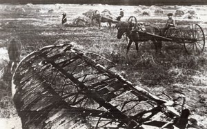 Russia Soviet Farm Workers German Aircraft Wreckage WWII WW2 Old Photo 1941