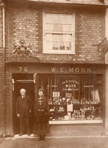 Isle of Wight Cowes Royal Barber & Daughter WE Moon Barber shop Old Photo 1920's