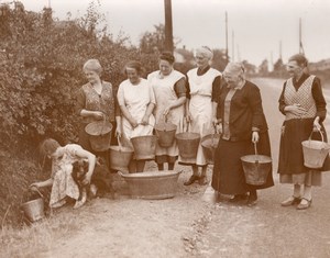 Oxfordshire Botley Water Shortage Stream Women with Buckets Old Photo 1933