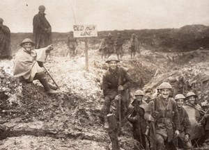 France Somme WWI British Troops in captured German Trench Old Photo 1914-1918