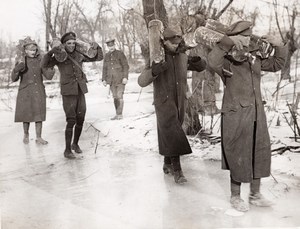 France WWI British Western Front Soldiers carrying Charges Old Photo 1914-1918