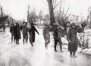 France WWI British Western Front Soldiers carrying Charges Old Photo 1914-1918