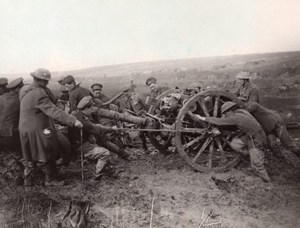 France WWI British Western Front Soldiers Field Gun Muddy Field Photo 1914-1918