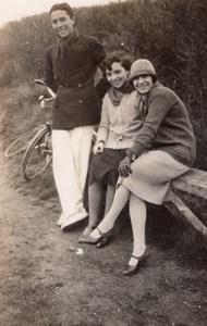 France Group sat on a Bench French Countryside Old amateur Snapshot Photo 1920