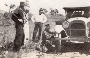 USA Men by Broken down Automobile Puncture Old amateur Snapshot Photo 1910's