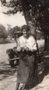 USA Woman leaning against Tree Automobile Old amateur Snapshot Photo 1920