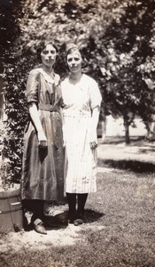 USA Portrait 2 Young Women in Garden Old amateur Snapshot Photo 1920