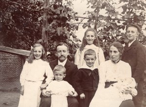 Group English Family Portrait Parents Children Old amateur Photo 1900