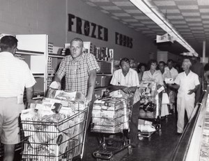 USA Queueing at the Air Force Base Supermarket Military Old Photo 1964