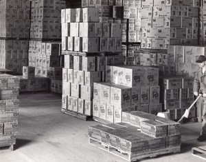 US Air Force Base Supermarket Warehouse Campbells Vim Tide Pallet Old Photo 1965