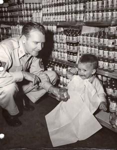 USA US Air Force Officer Baby eating Heinz Baby Food Supermarket old Photo 1960