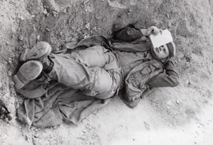 Israel Yom Kippur War Sinai Soldier Resting in Trench old Press Photo 1973