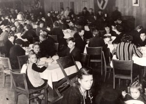 Germany Berlin Civilians Sheltering in a Restaurant WWII old Press Photo 1943