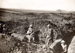 WWI France Western Front British Troops in German Trench old Photo 1910's