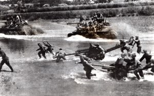 Ukraine Lviv Soviet Troops crossing River Artillery Tanks old Photo 1944