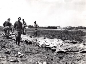 Japan Okinawa American Troops & Dead Soldiers old Photo May 1945