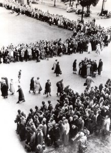 Germany West Berlin East Germans Queueing for Free Food old Photo 1953