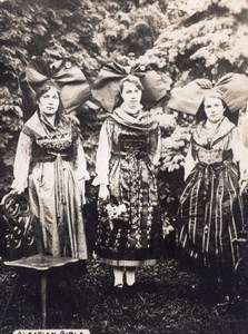 Alsatian Girls in Regional Costumes WWI old Photo 1914-1918