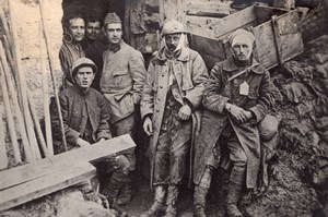 French Wounded awaiting evacuation at Fort de Tavanne WWI old Photo 1914-1918